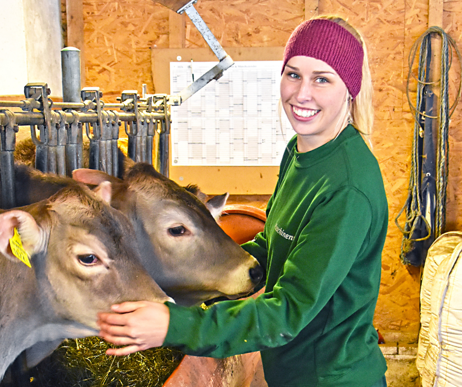 Betriebshelferin Anna Rebhandl versorgt die Milchkühe