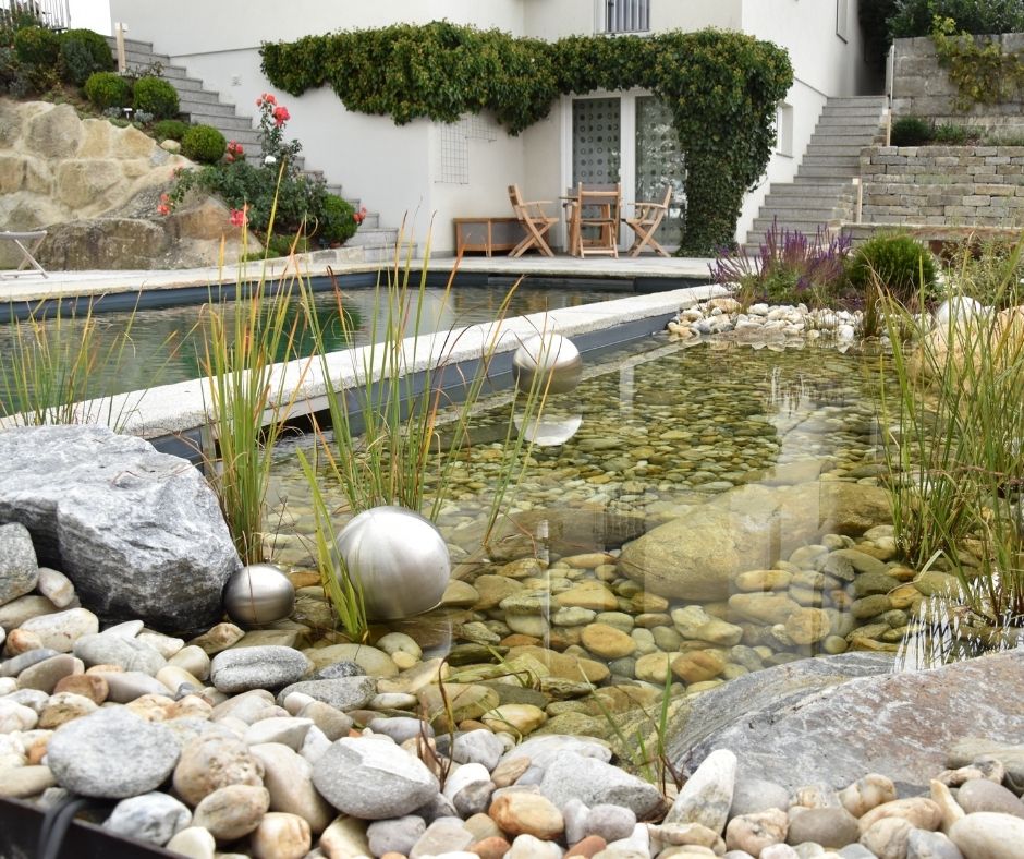 Garten in Hanglage wird zu Badeparadis mit Naturpool